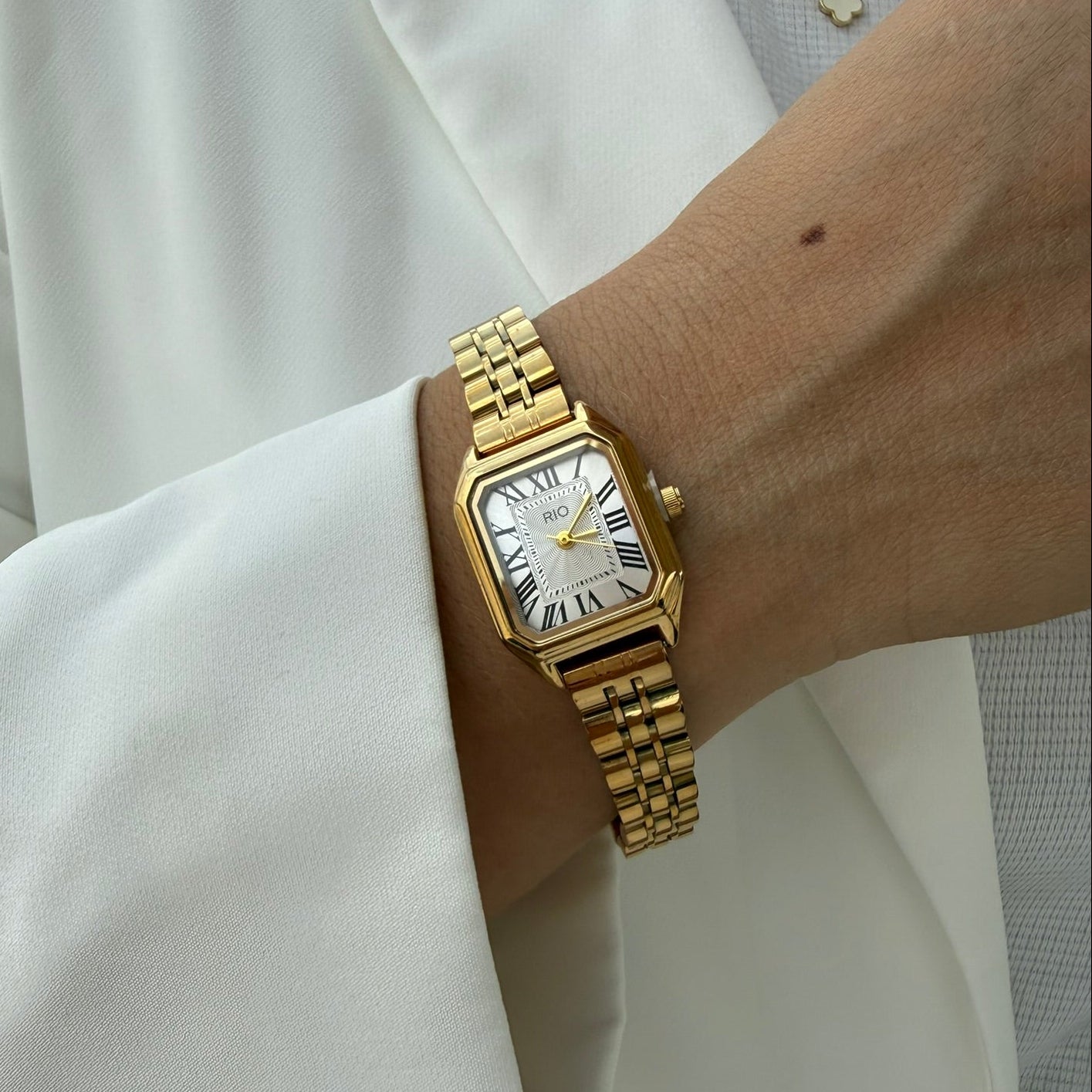 Reloj dorado numeros romanos