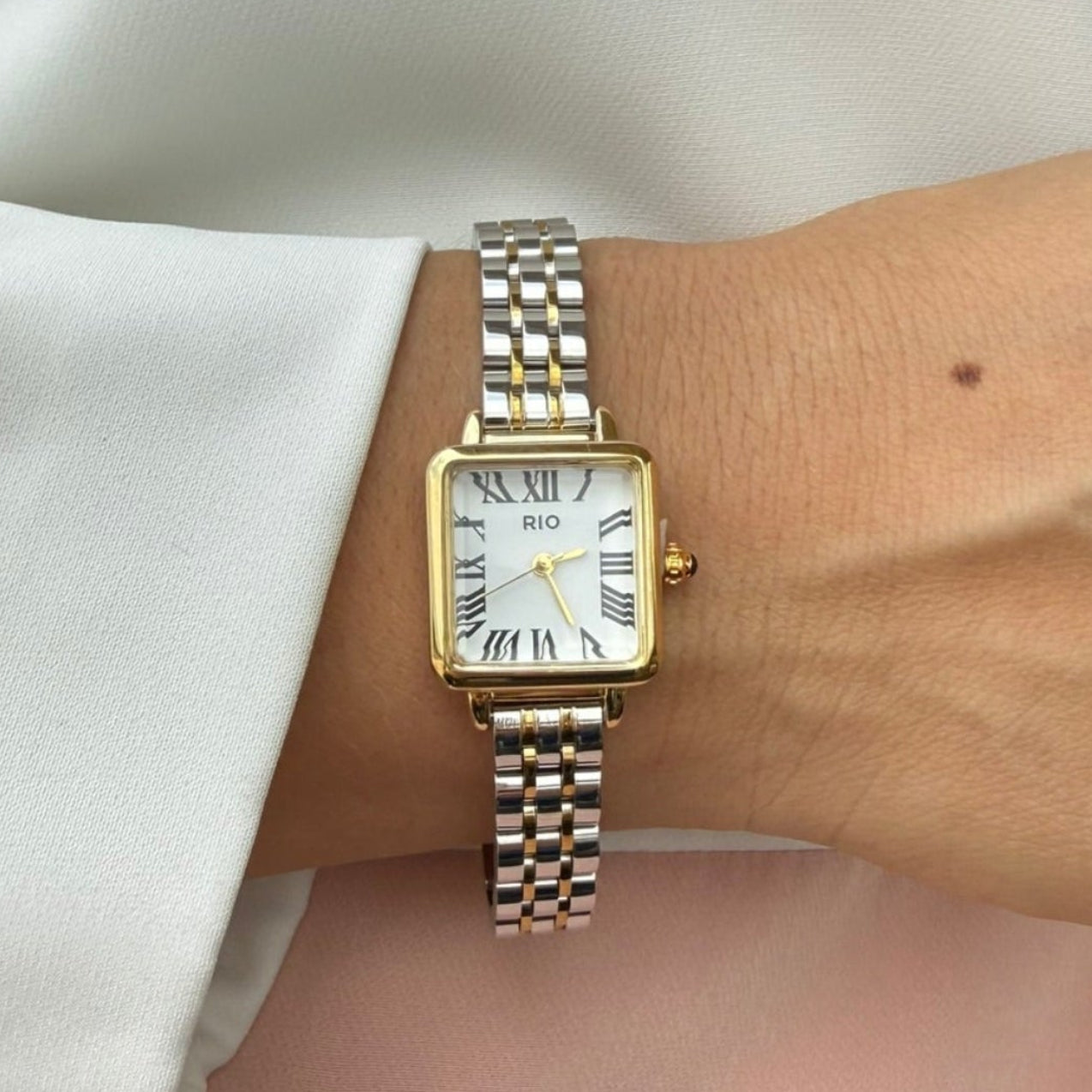 Reloj cuadrado combinado con nùmeros romanos