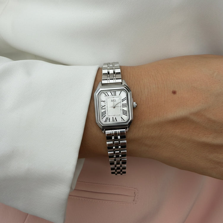 Reloj plateado nùmeros romanos