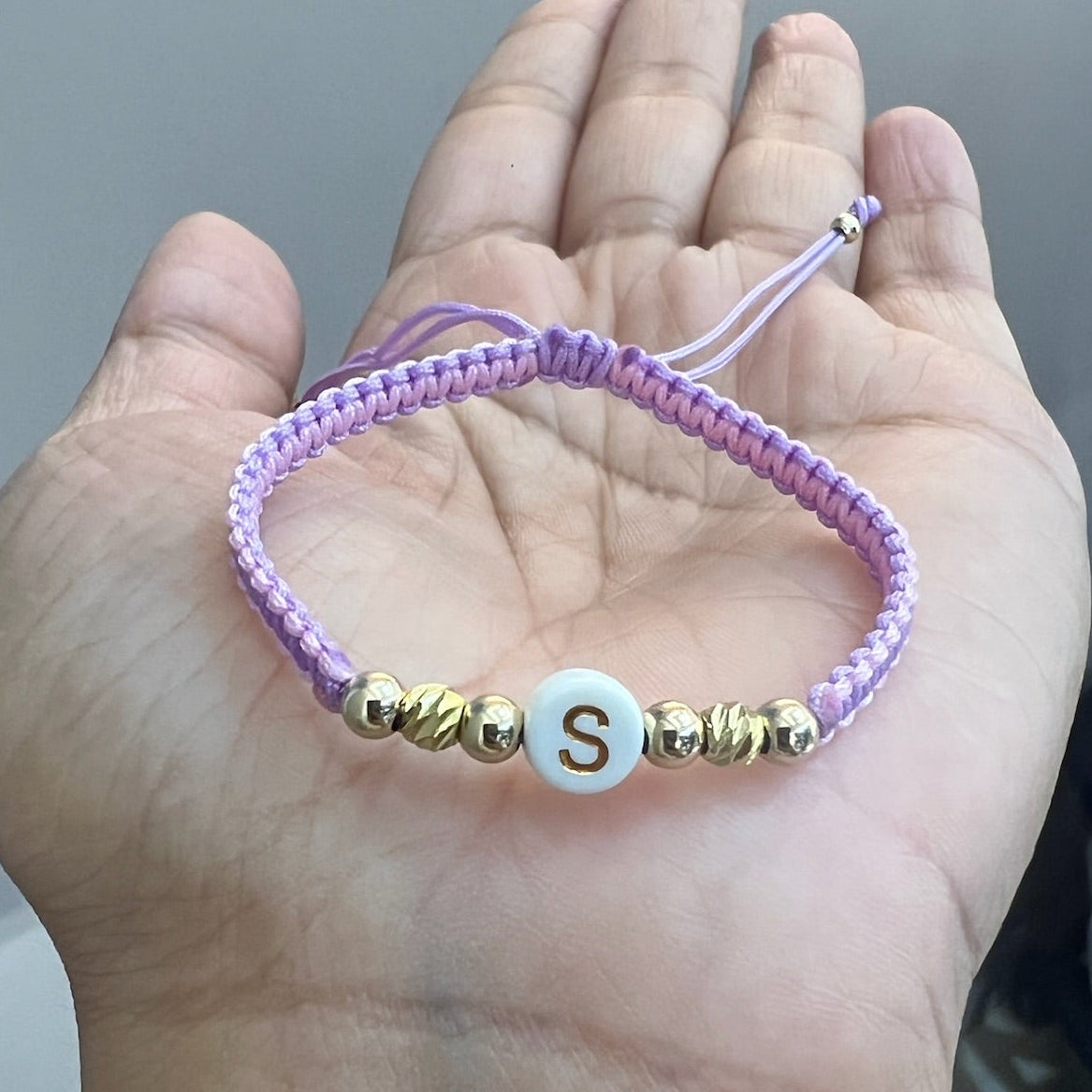 Pulsera con inicial acrilica