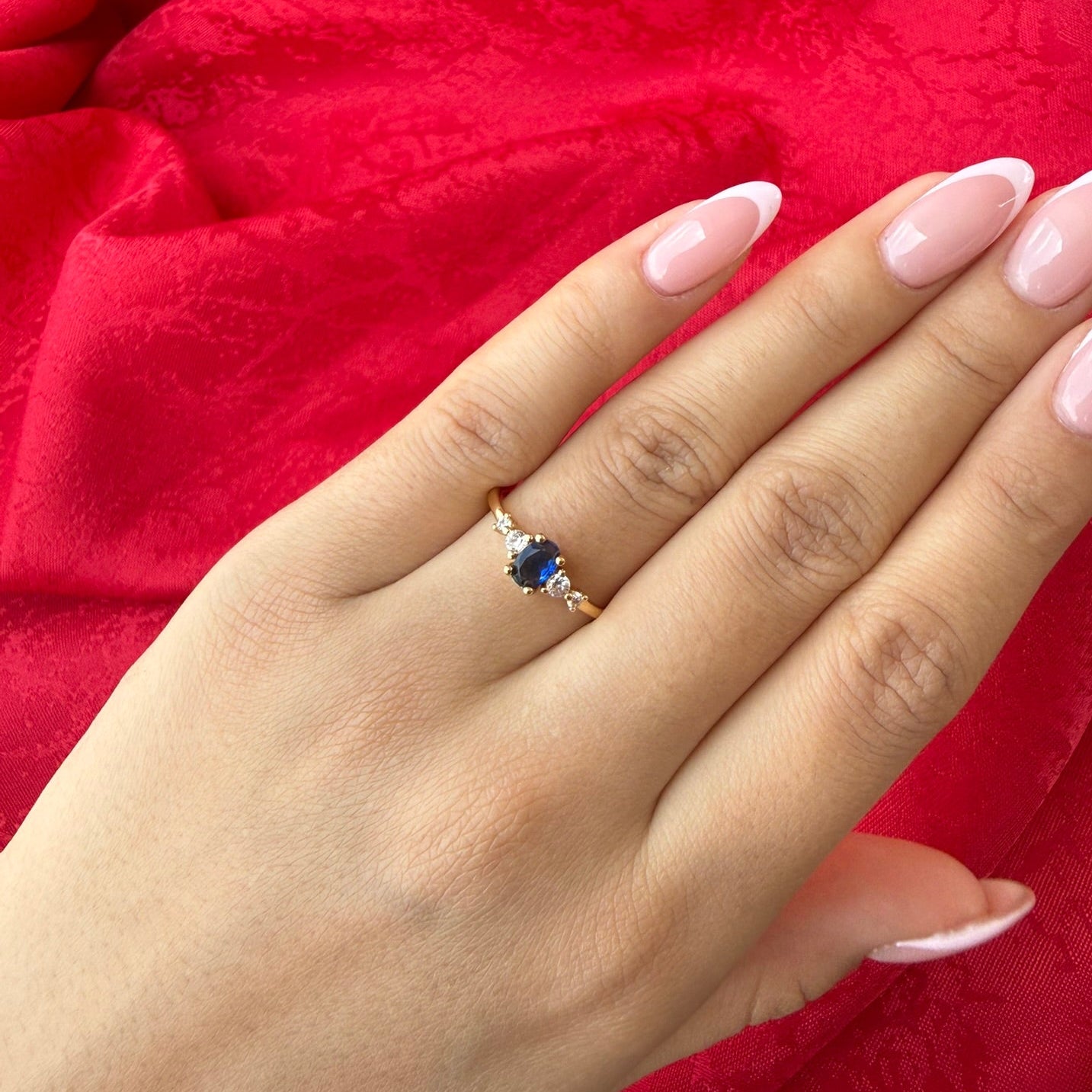 ANILLO OVALO CIRCON LADO AZUL