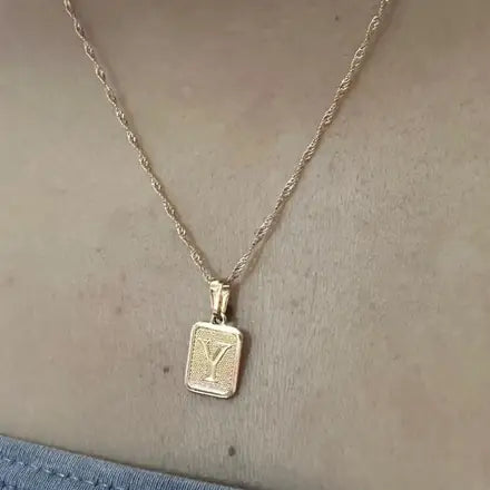 Cadena con dije letra - Yizel C.