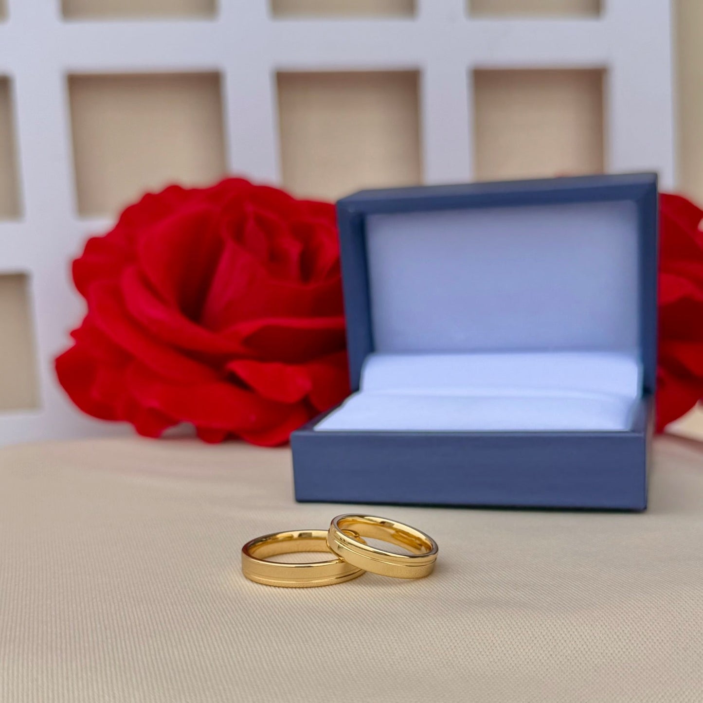 PAR ARGOLLA DE MATRIMONIO LISO TALLADO RAYA