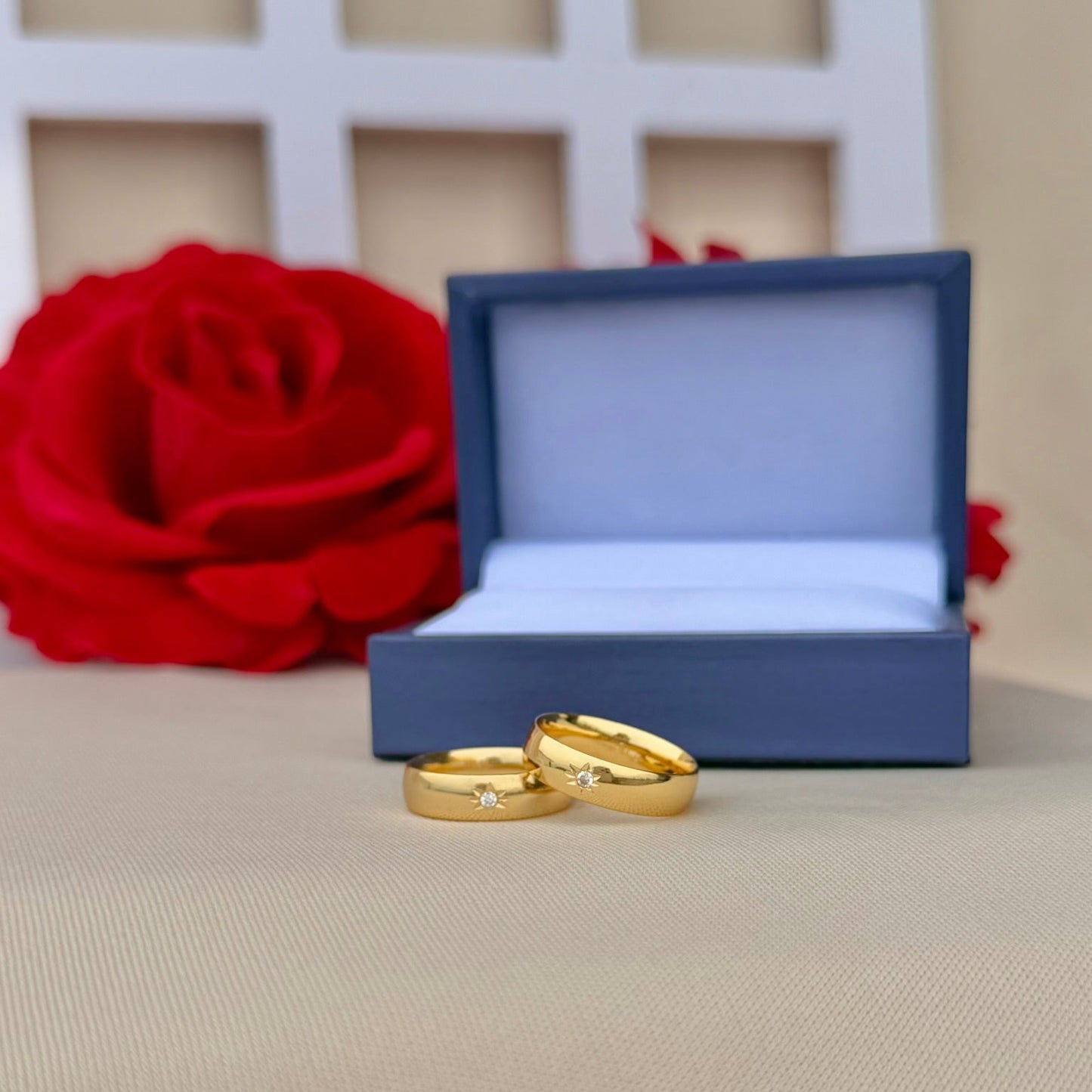 PAR ARGOLLA DE MATRIMONIO LISA CON CIRCONES