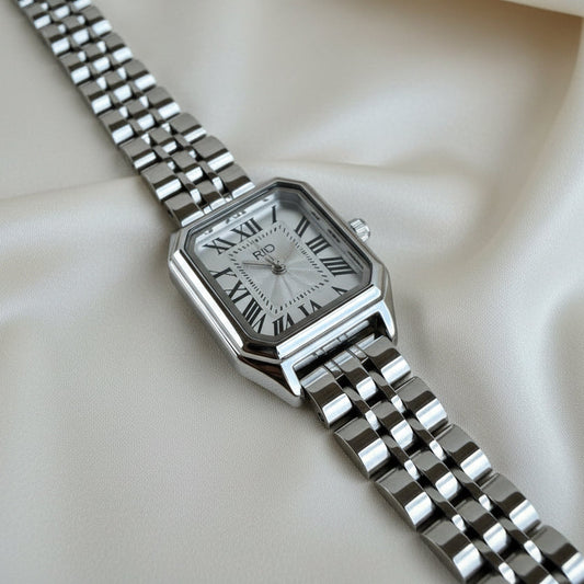 Reloj plateado nùmeros romanos