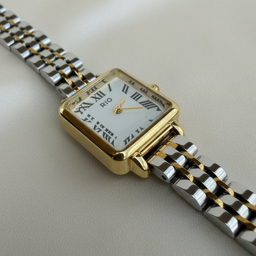Reloj cuadrado combinado con nùmeros romanos