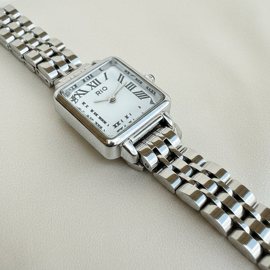 Reloj cuadrado plateado con nùmeros romanos