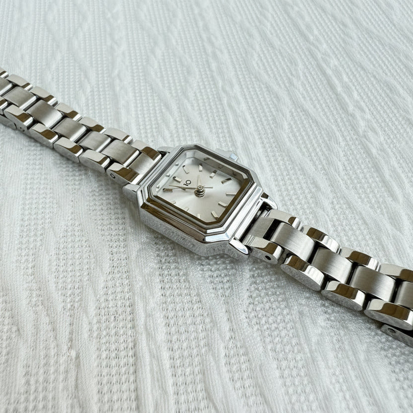 Reloj plateado pequeño