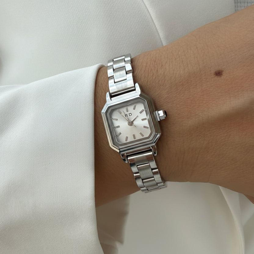 Reloj plateado pequeño
