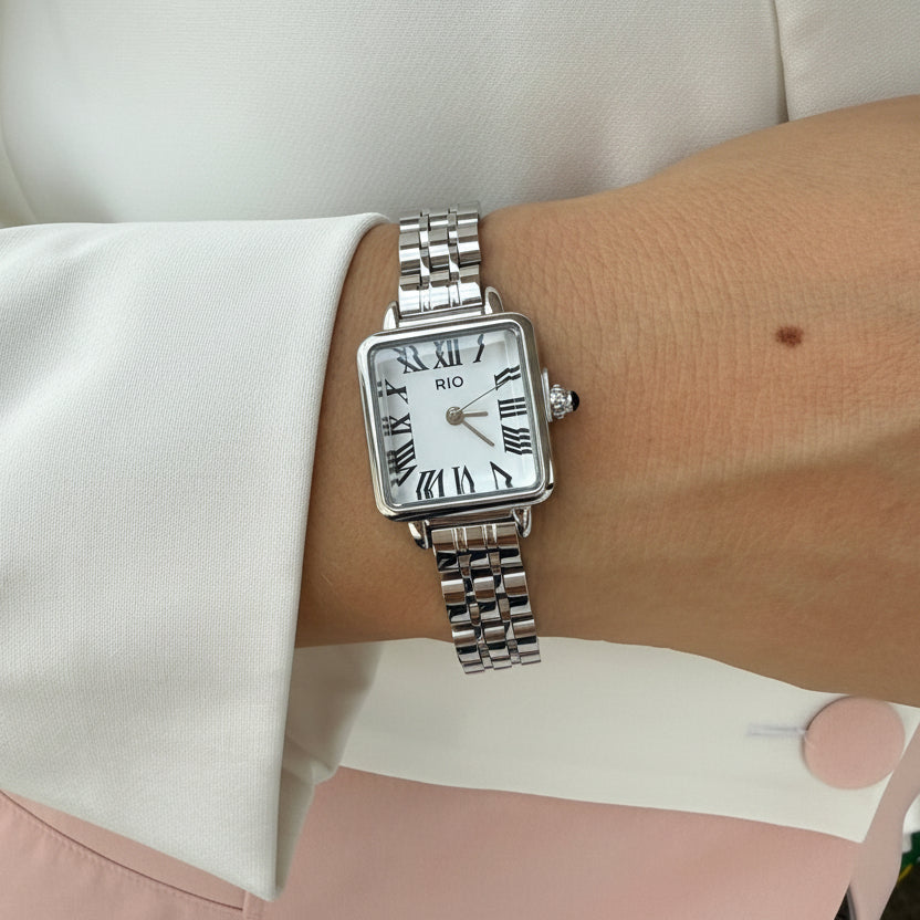 Reloj cuadrado plateado con nùmeros romanos