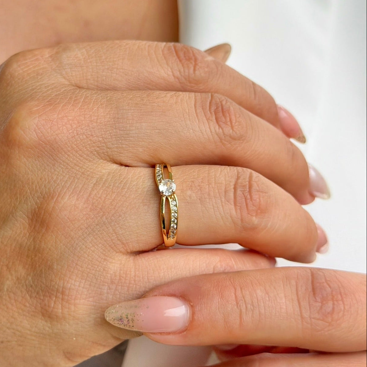ANILLO SOLITARIO OLA LISO CIRCON
